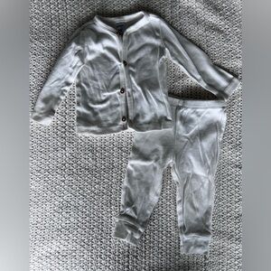 Like new Carters ribbed white set 6-9 months